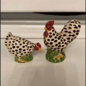 Rooster and hen salt and pepper shakers
